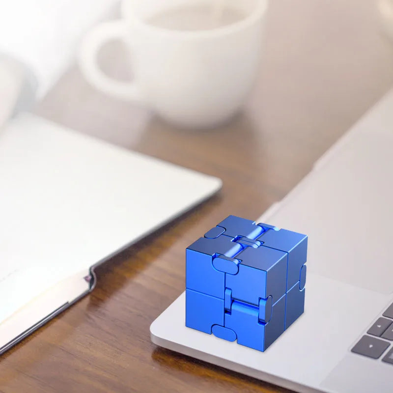 Tragbarer Metall Magic Cube Dekompressionsspielzeug für Kinder Erwachsene