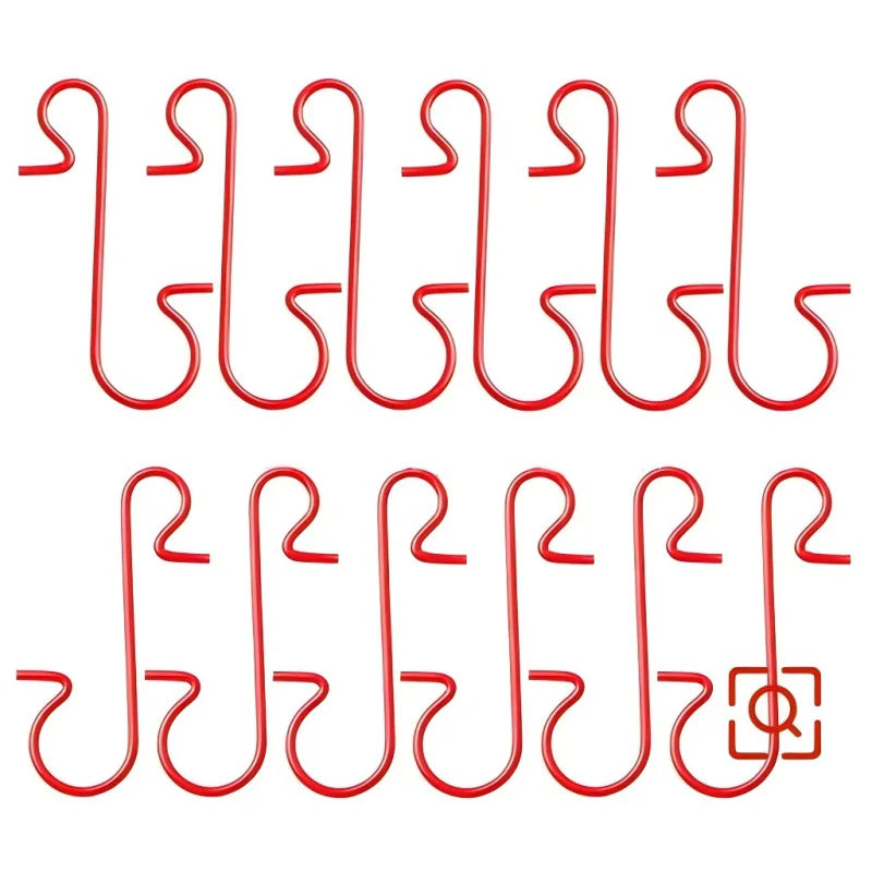 Gold und Silberfarbene Weihnachtsbaumkugeln als festliche Dekoration