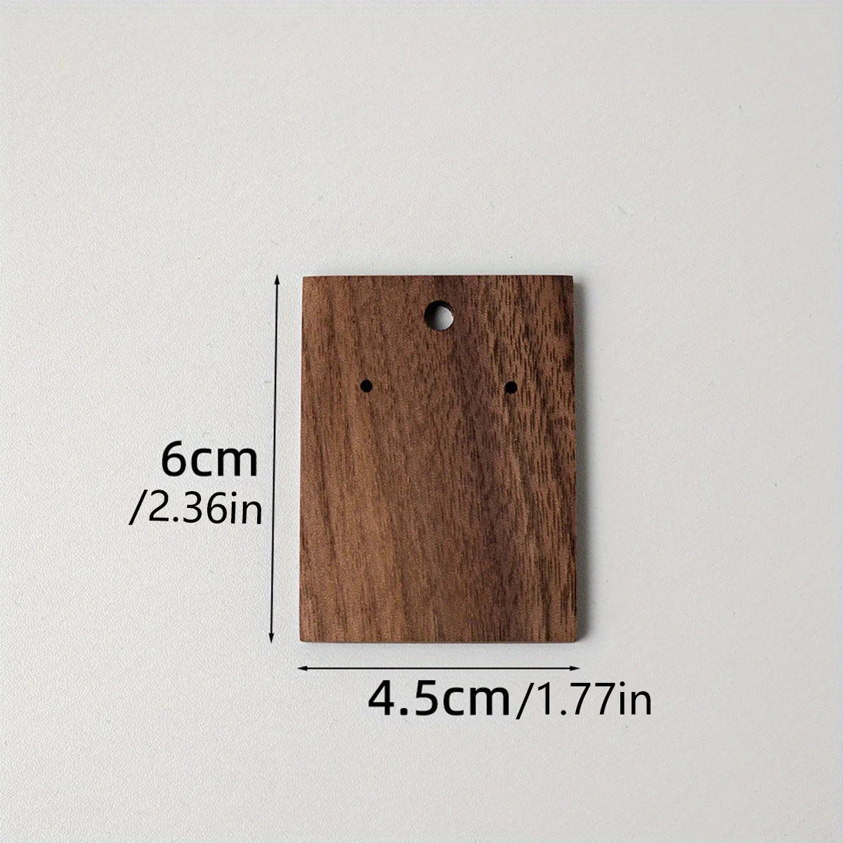 Eleganter Schmuckständer aus Walnussholz zur stilvollen Präsentation