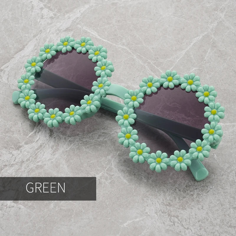 Sonnenschutz trifft Style: Runde Kinder-Sonnenbrille mit blütenblattförmigem Rahmen