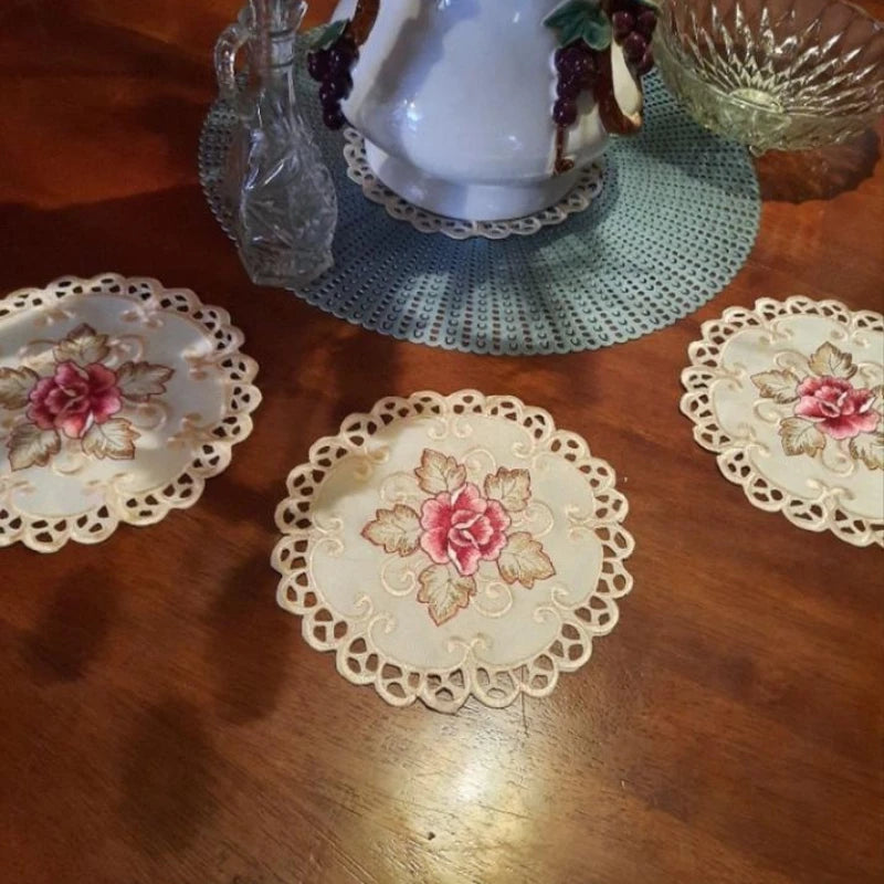 4x Runde bestickte Blumen Tischsets für Esstisch – Perfekt für Party und Hochzeit