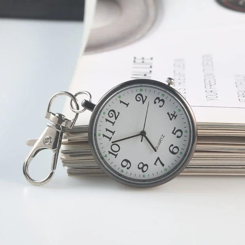 Kleine Quarz-Taschenuhr mit Schlüsselanhänger – präzise - leuchtend fürs Team