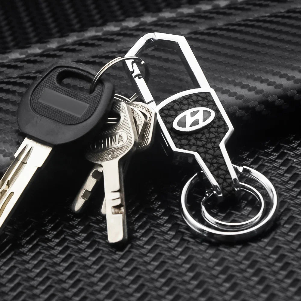 Robuster Metall-Leder Schlüsselanhänger mit Hyundai Emblem – Stilvoll - Praktisch