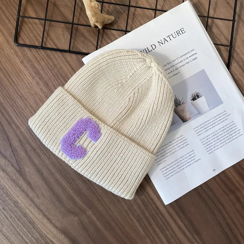 Stilvolle Strickmütze mit C-Design für Herbst - Winter. Warm - Gemütlich.