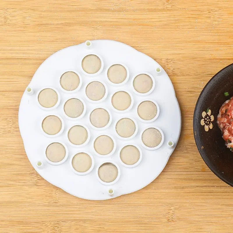 Schnell - gleichmäßig: 19-Loch Ravioli-Form aus lebensmittelechtem Kunststoff