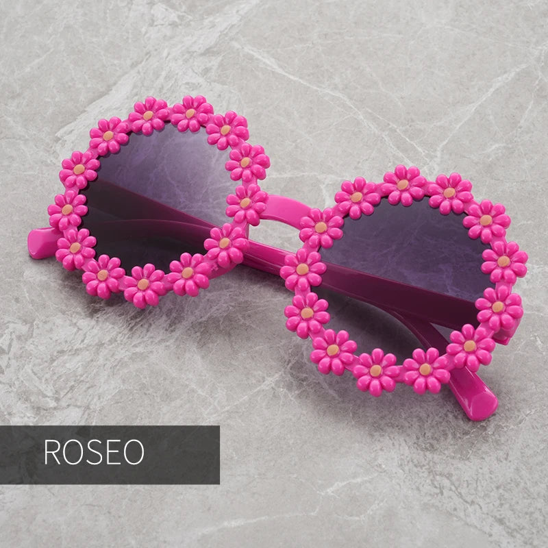 Sonnenschutz trifft Style: Runde Kinder-Sonnenbrille mit blütenblattförmigem Rahmen