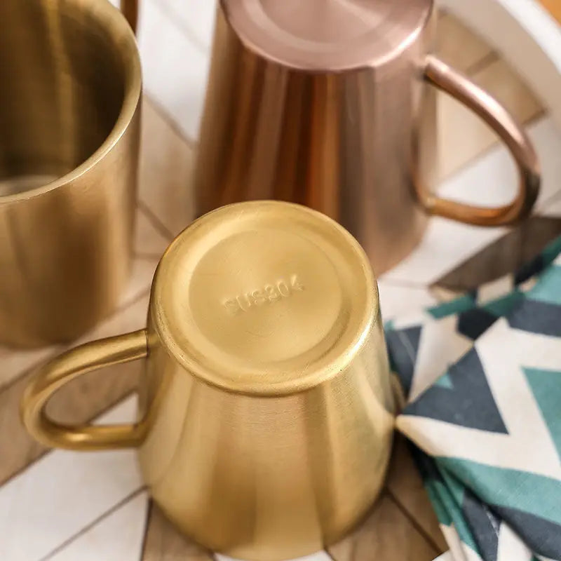 Doppelschicht 300ml Edelstahlbecher mit Griff – stilvoll - isolierend in Goldsplitter