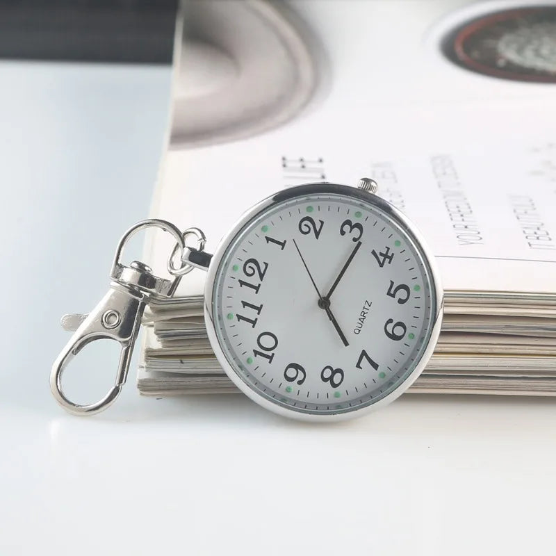Kleine Quarz-Taschenuhr mit Schlüsselanhänger – präzise - leuchtend fürs Team