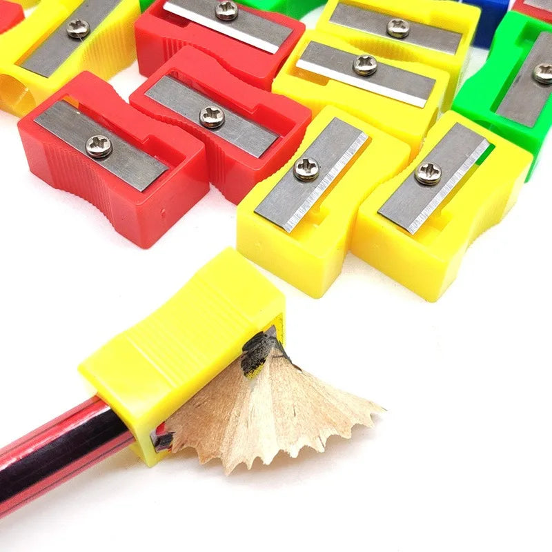 Praktischer Mini Kunststoff Bleistiftspitzer für Schule und Büro