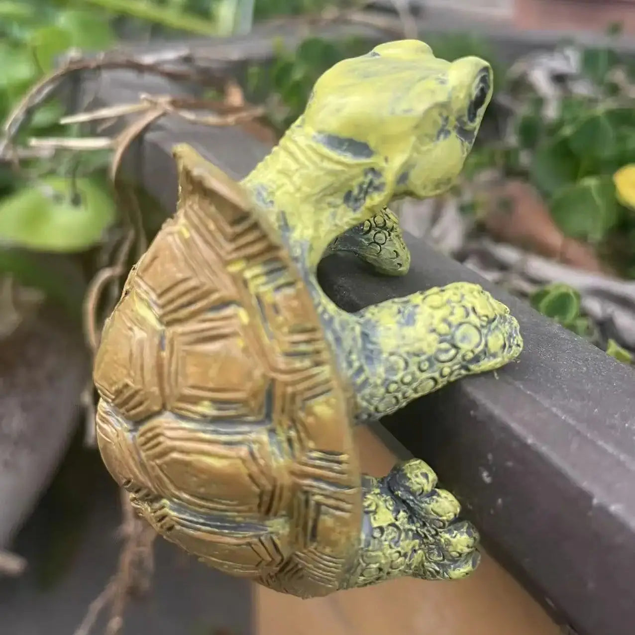Liebevolles Resin-Schildkröten-Ornament zum Aufhängen – wetterfest - handgemacht