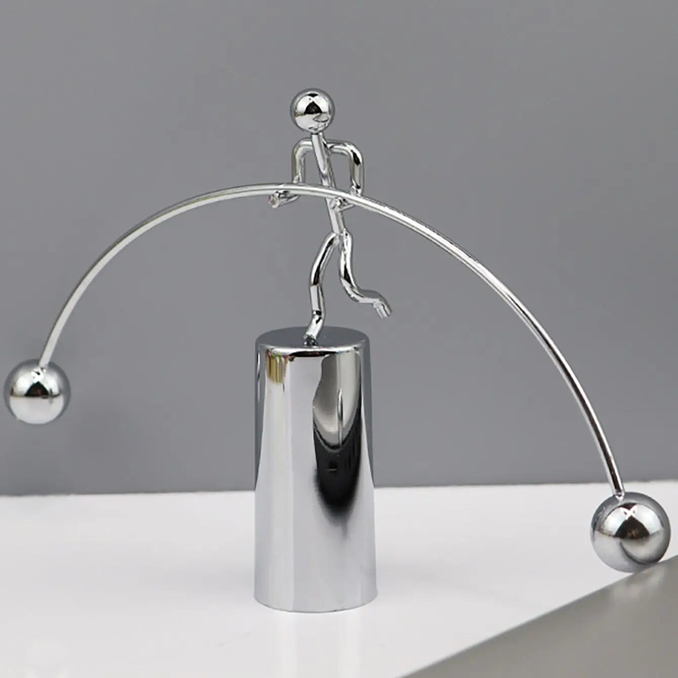 Wackelspaß & Stil: Kreativer Balance Ball Swing Metall Deko mit Gewichtheber