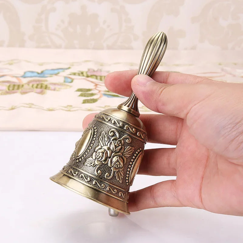 Klarer Klang - Retro-Chic: 1PC Metall-Handglocke im europäischen Stil für Deko
