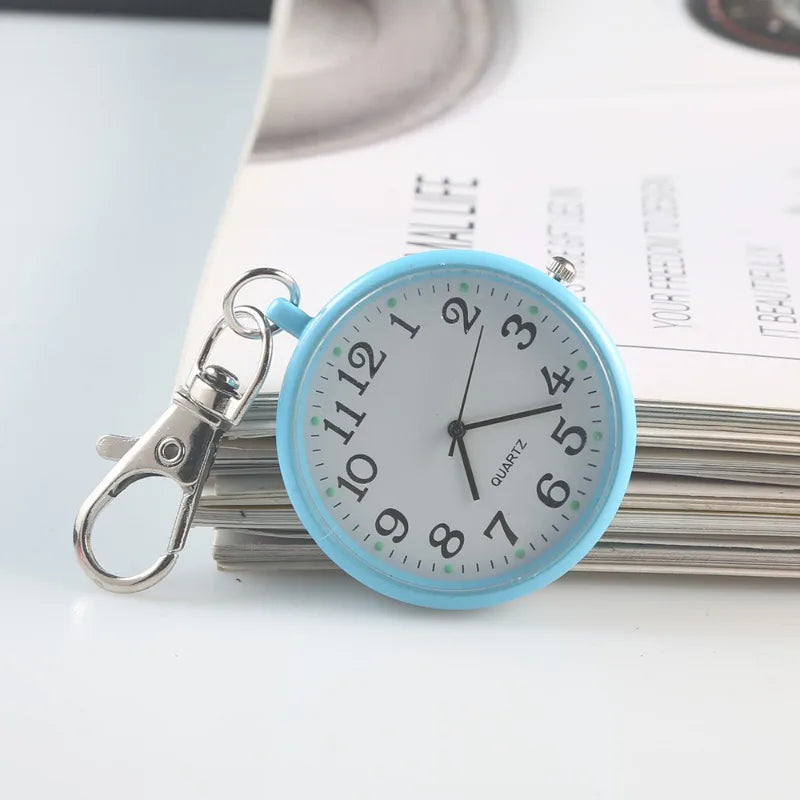 Kleine Quarz-Taschenuhr mit Schlüsselanhänger – präzise - leuchtend fürs Team