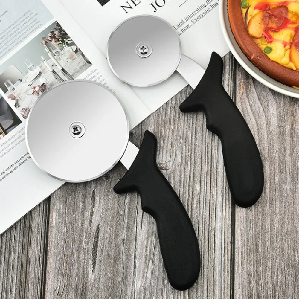 Präziser Edelstahl Pizzaschneider mit ergonomischem Griff in Rot oder Schwarz