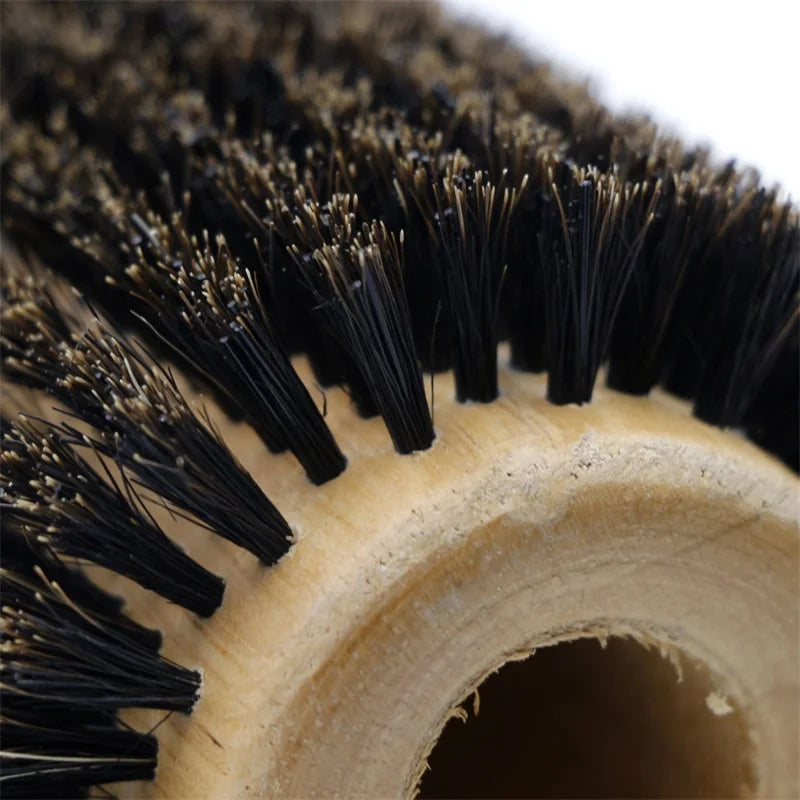 Runde Haarbürste mit Holzgriff und Wildschweinborsten für professionelles Styling
