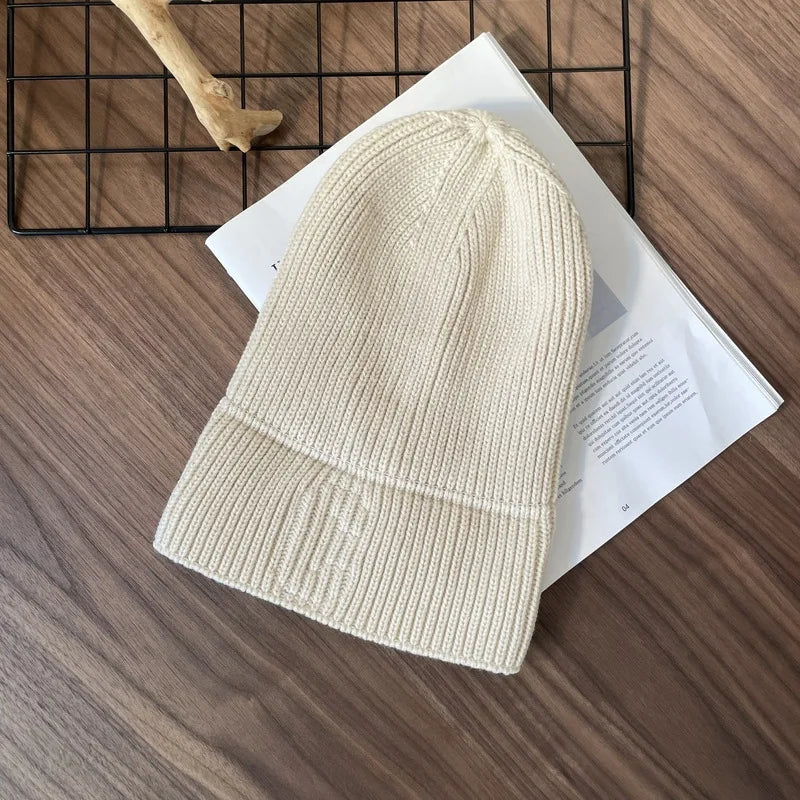 Stilvolle Strickmütze mit C-Design für Herbst - Winter. Warm - Gemütlich.