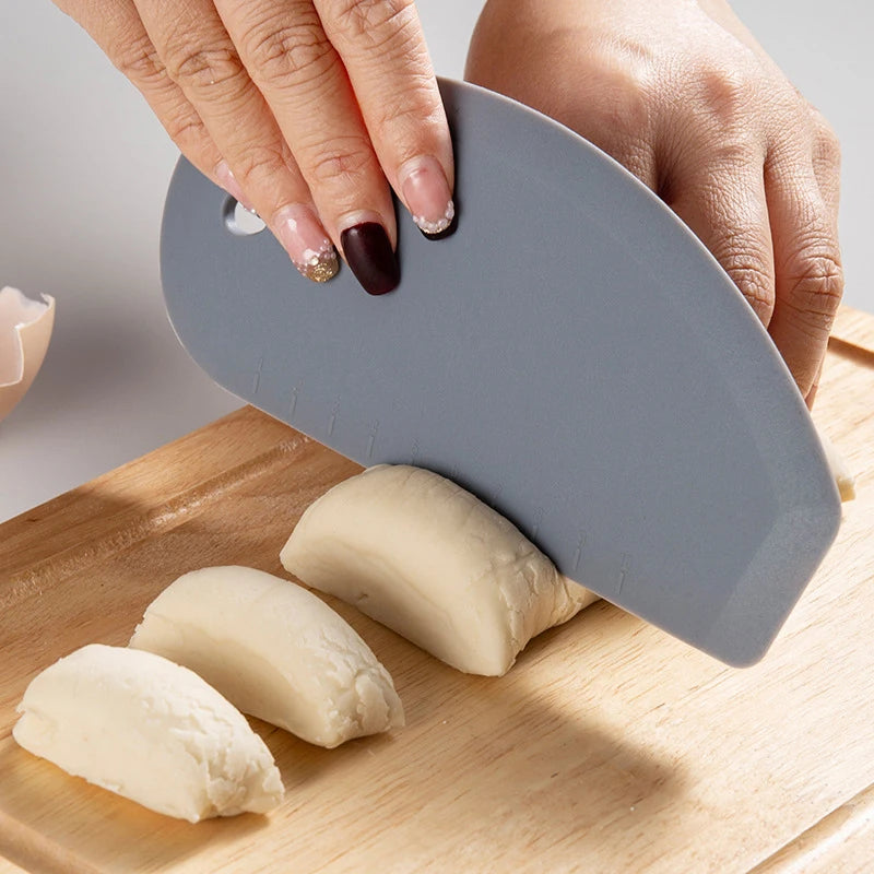 Multifunktionaler Silikon Teigschaber mit Messskala - Backen Leicht Gemacht