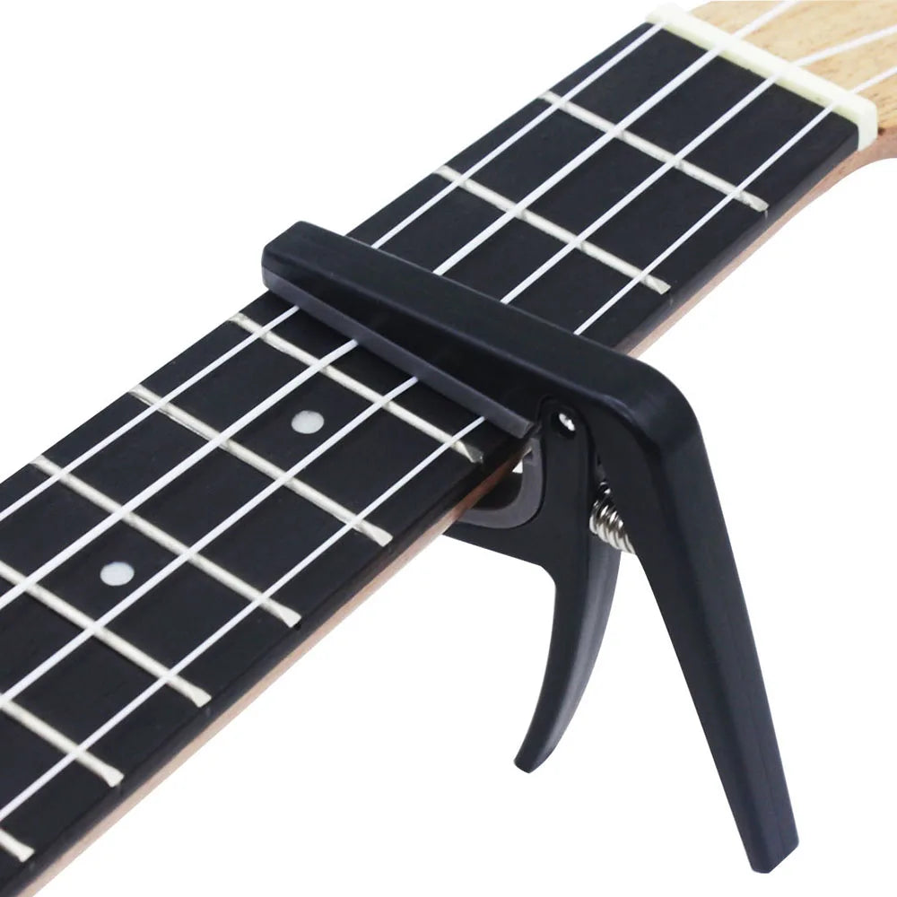 Schwarzer Ukulele Capo für schnelles Stimmen und perfekte Tonhöhe