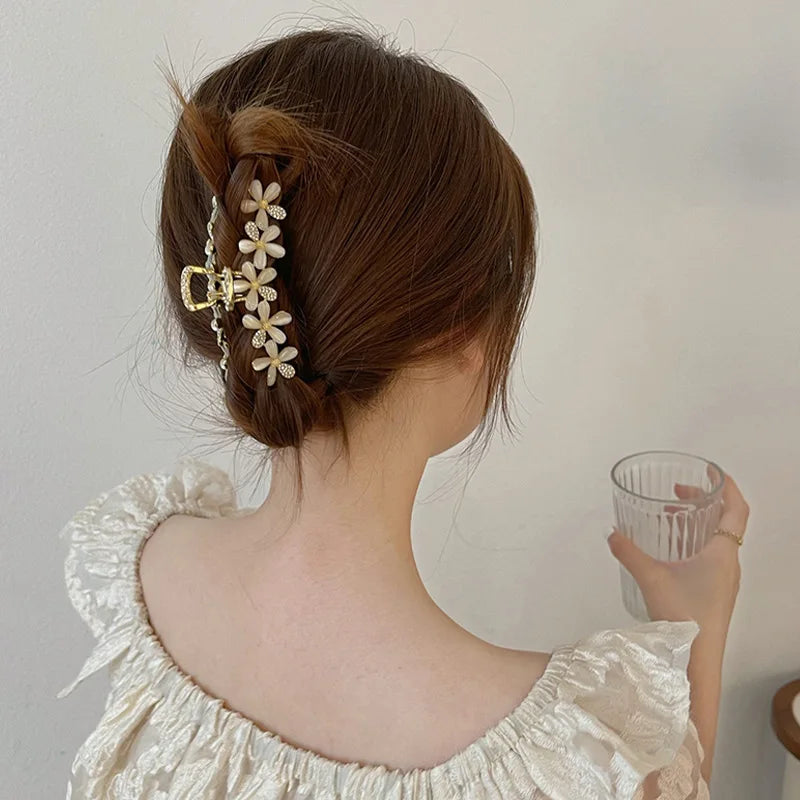 Elegante Strass-Haar Klaue mit floralem Metall-Design – stilvoll - robust