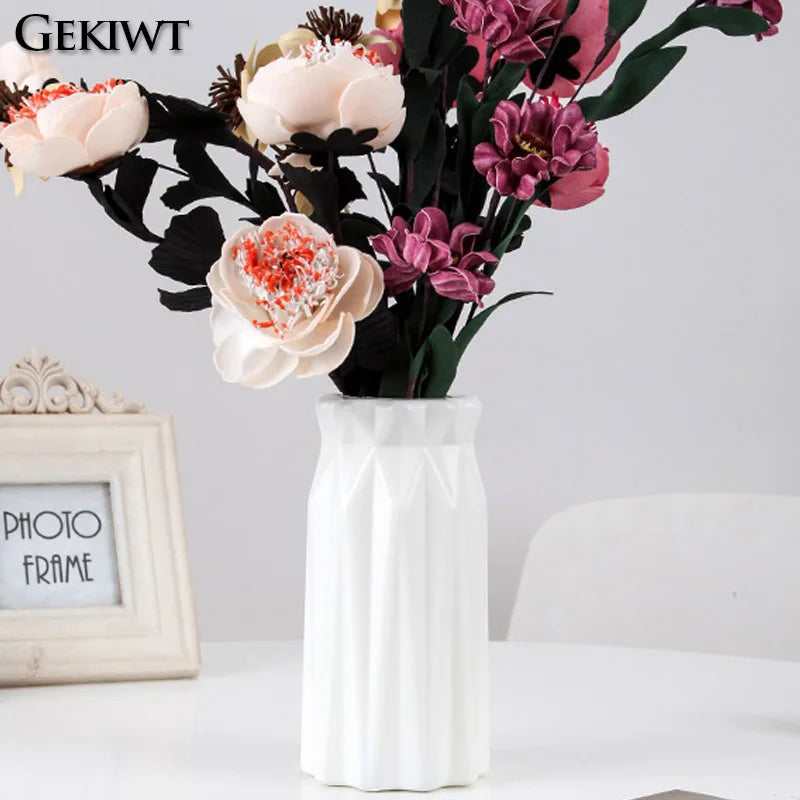 Getrocknete Blumenvase aus Kunststoff mit minimalistischer Geometrie