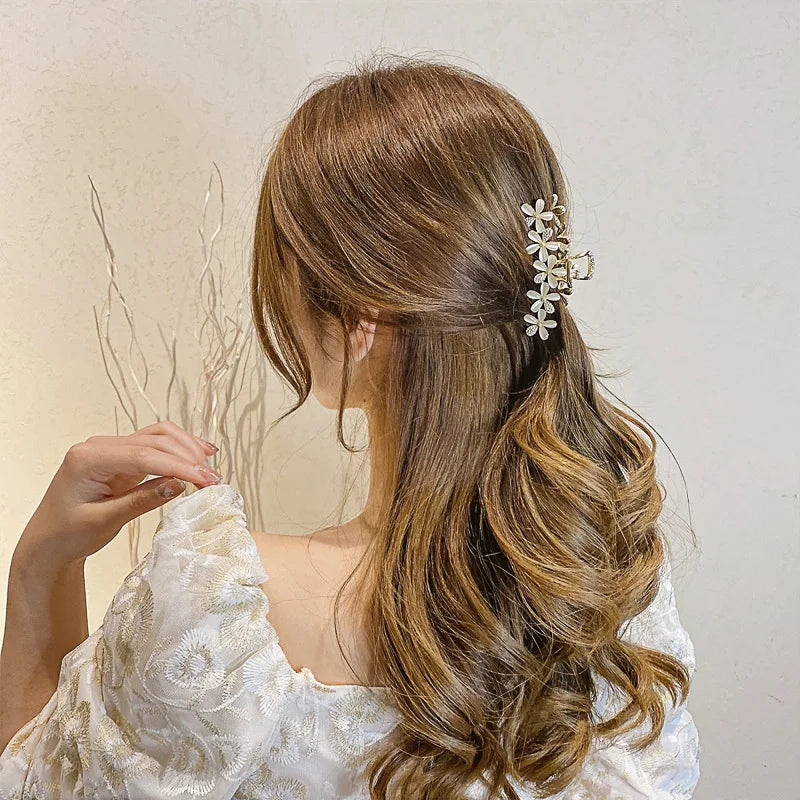 Elegante Strass-Haar Klaue mit floralem Metall-Design – stilvoll - robust