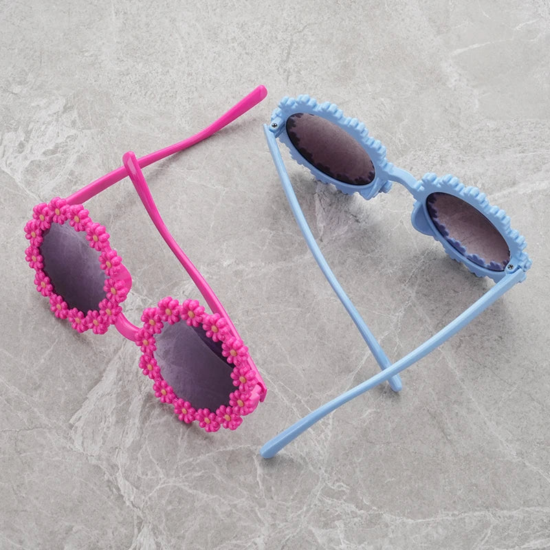 Sonnenschutz trifft Style: Runde Kinder-Sonnenbrille mit blütenblattförmigem Rahmen