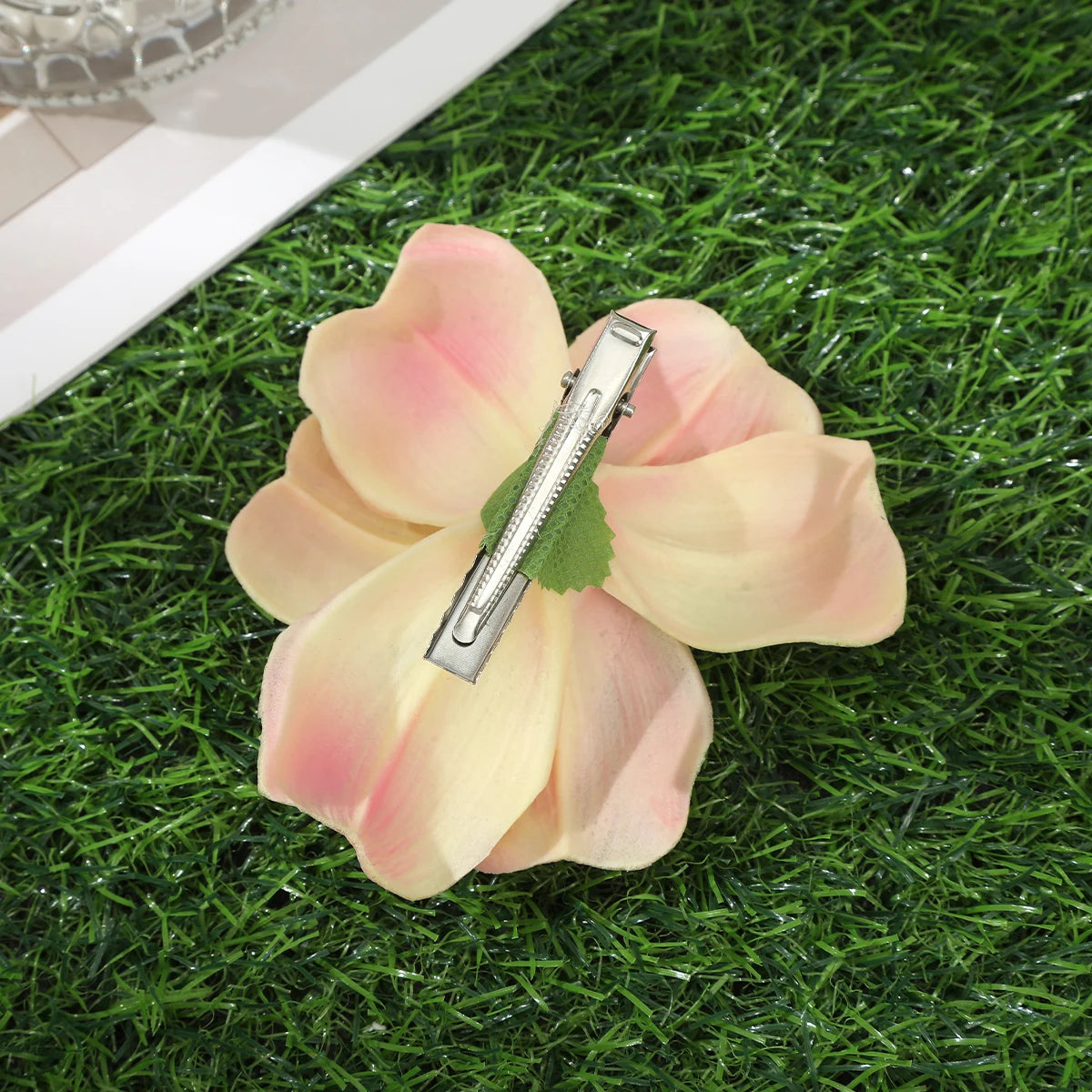 Leicht - stilvoll: Kleine Tulpenblumen-Haarspange für Sommer - Alltag