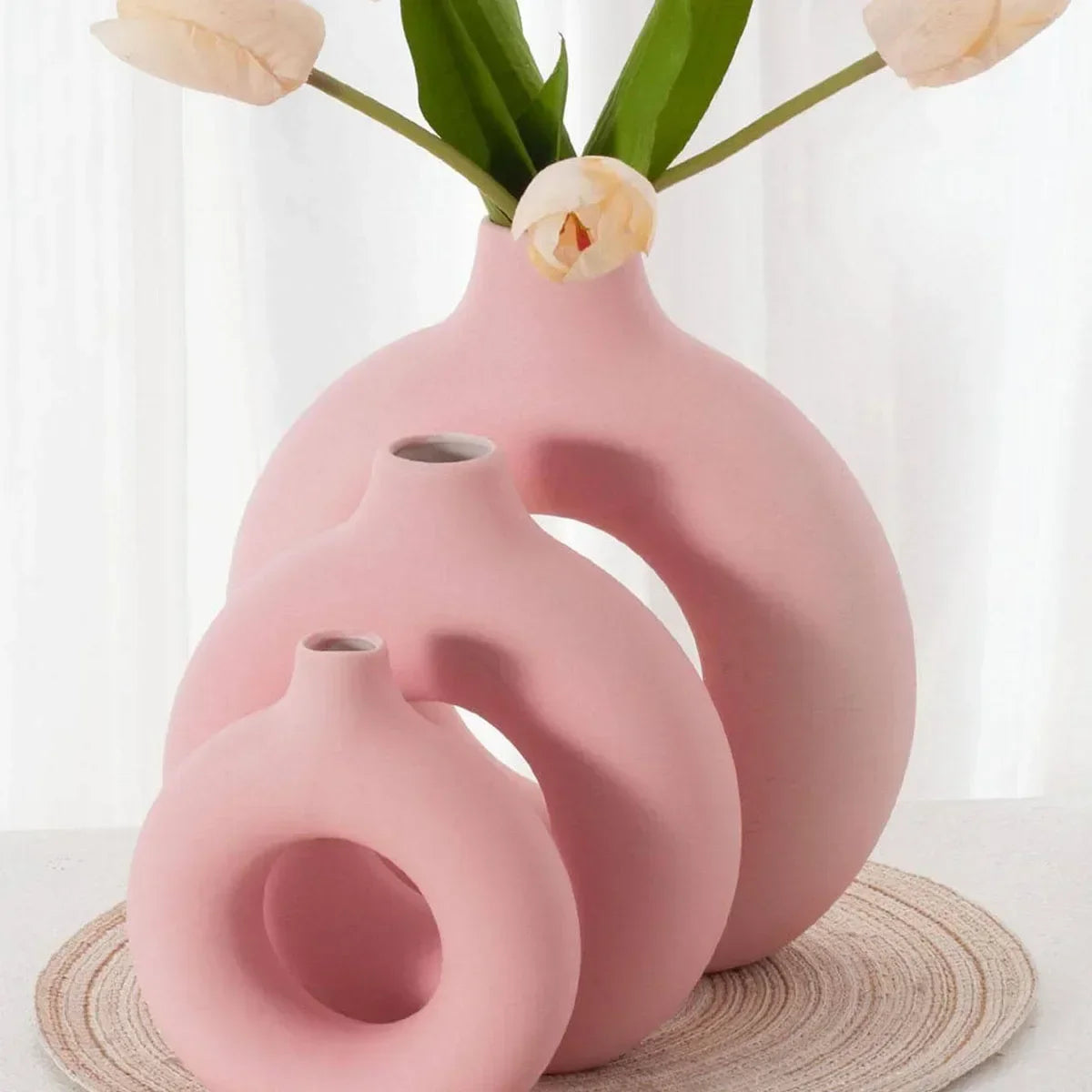 Dekorative Donut Vase in Reinweiß für stilvolle Blumenarrangements