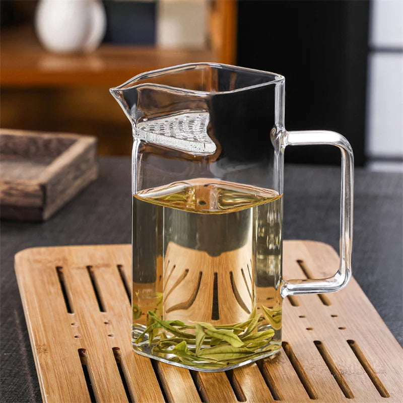 Quadratischer Teekrug aus Borosilikatglas mit Filter und fairer Tasse