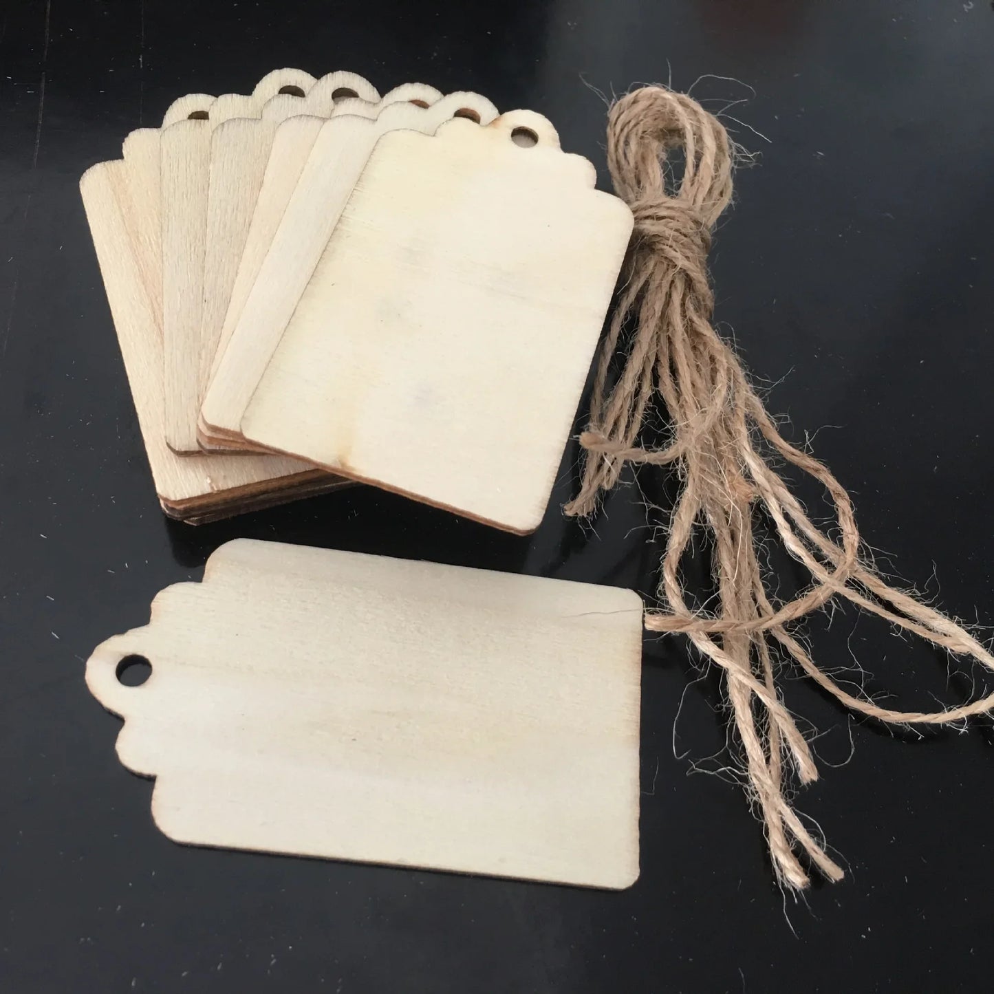 Vielseitige Naturholzscheiben 3,9x6,5 cm mit Seil – perfekt zum kreativen Gestalten