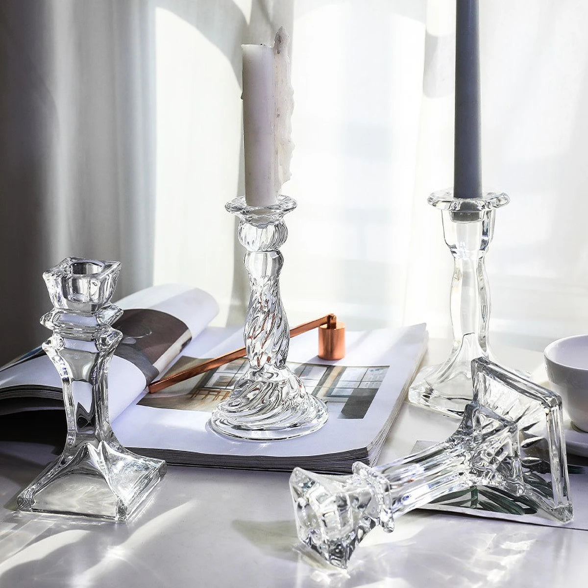 Transparenter Kerzendochthalter aus Glas als stilvoller Tischkerzenständer