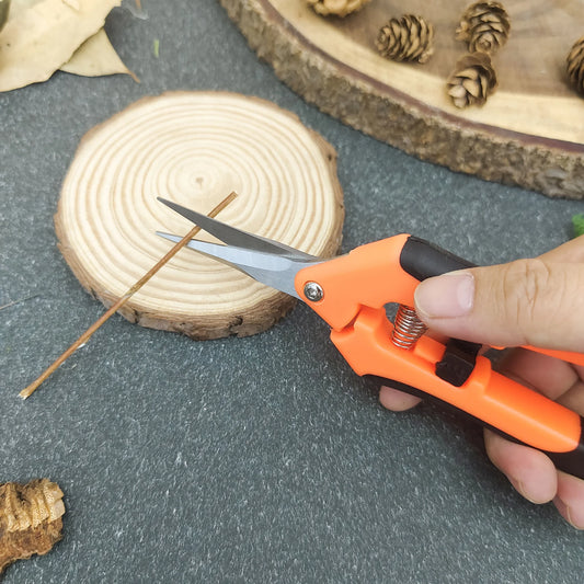 Ergonomische Gartenschere für präzises Schneiden von Pflanzen und Zweigen