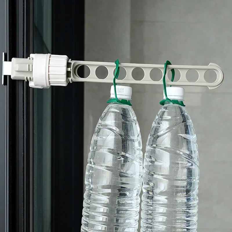 Platzsparend - flexibel: Tragbarer Fensterrahmen Kleiderbügel aus robustem PP Material