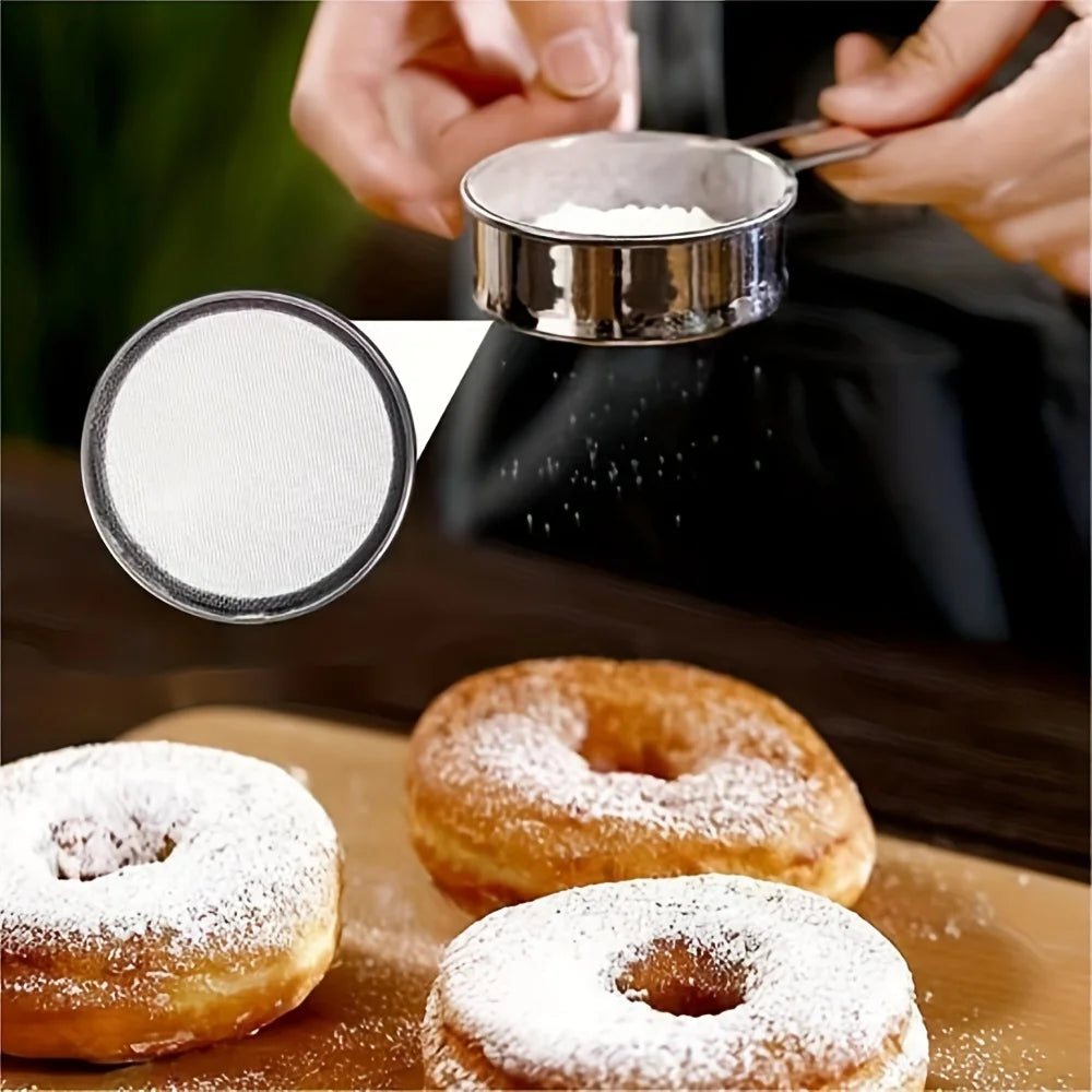 Feinmaschiges Mehlsieb aus Edelstahl für gleichmäßiges Backen und Bestäuben