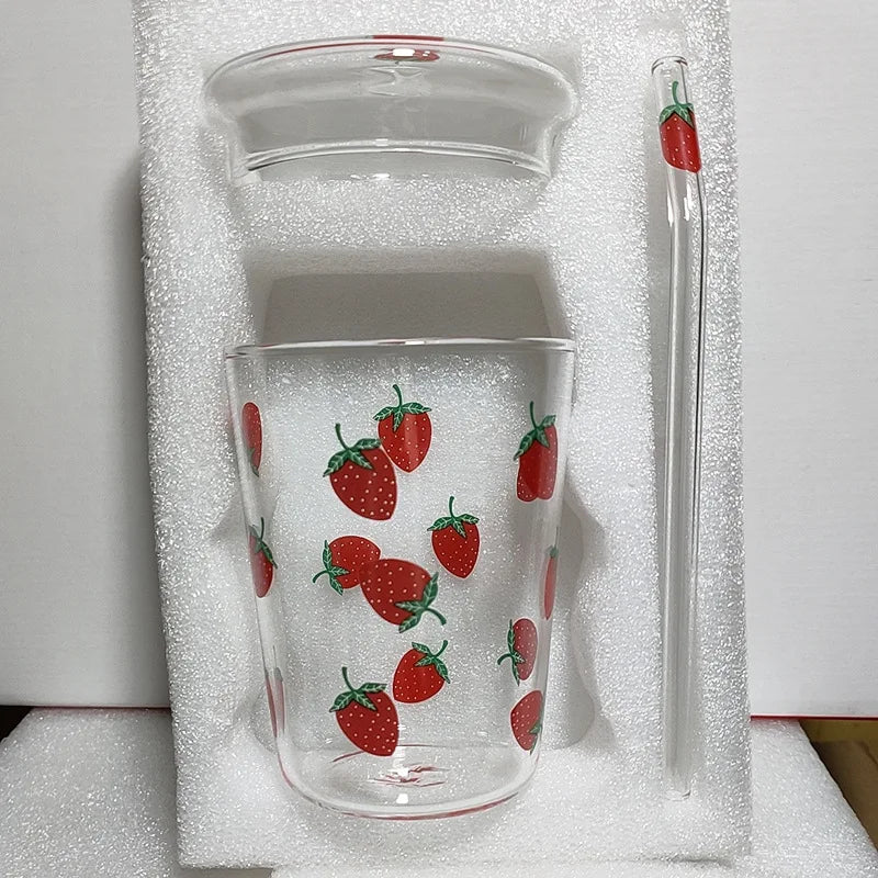 Kawaii Erdbeer-Glasbecher mit Deckel und hitzebeständigem Strohhalm