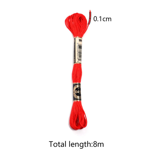 Umfangreiches Set Stickgarn für Handarbeiten mit bunten Farben