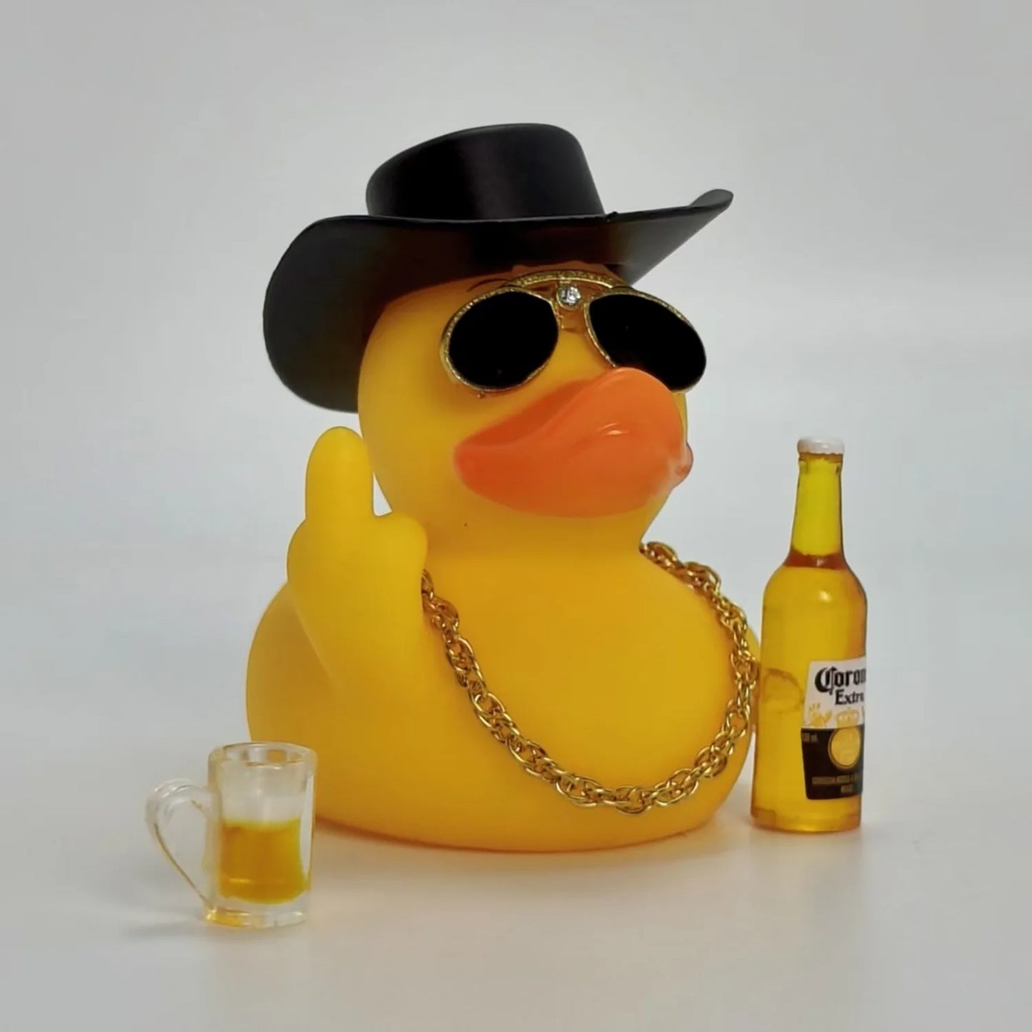 Lustige Gummi Ente Fahrzeug Dekoration mit Weinflasche und Bier