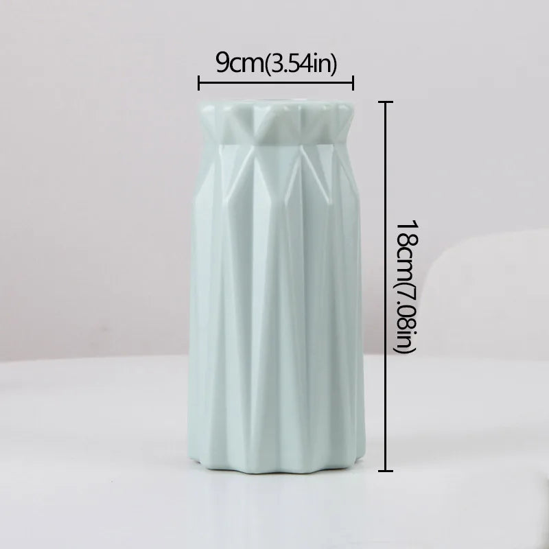 Getrocknete Blumenvase aus Kunststoff mit minimalistischer Geometrie