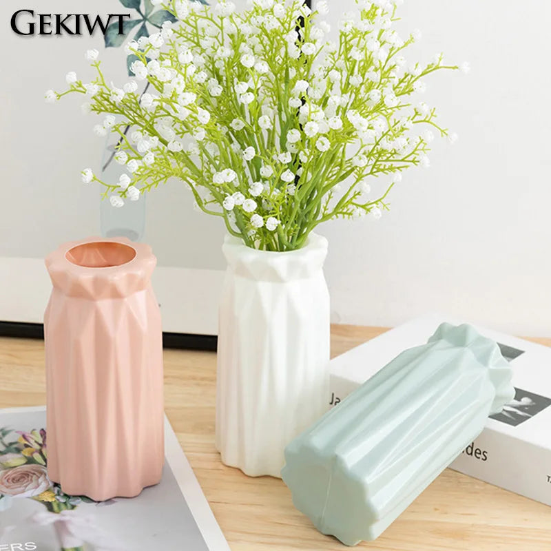 Getrocknete Blumenvase aus Kunststoff mit minimalistischer Geometrie