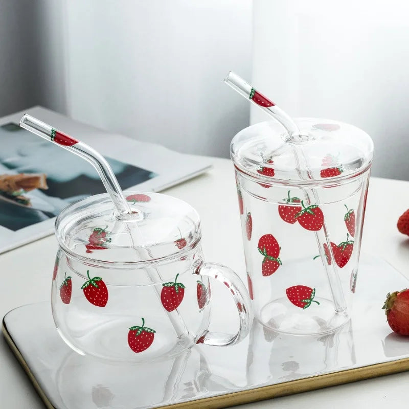 Kawaii Erdbeer-Glasbecher mit Deckel und hitzebeständigem Strohhalm