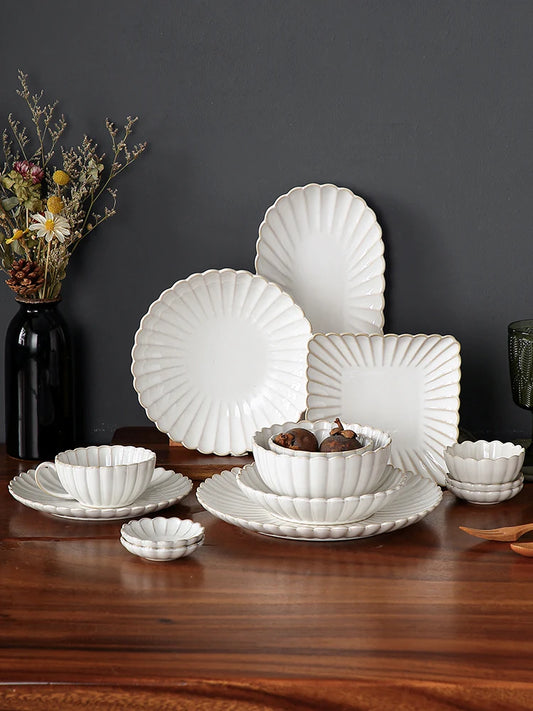 Set aus weißen Keramikschalen für Abendessen und Salate