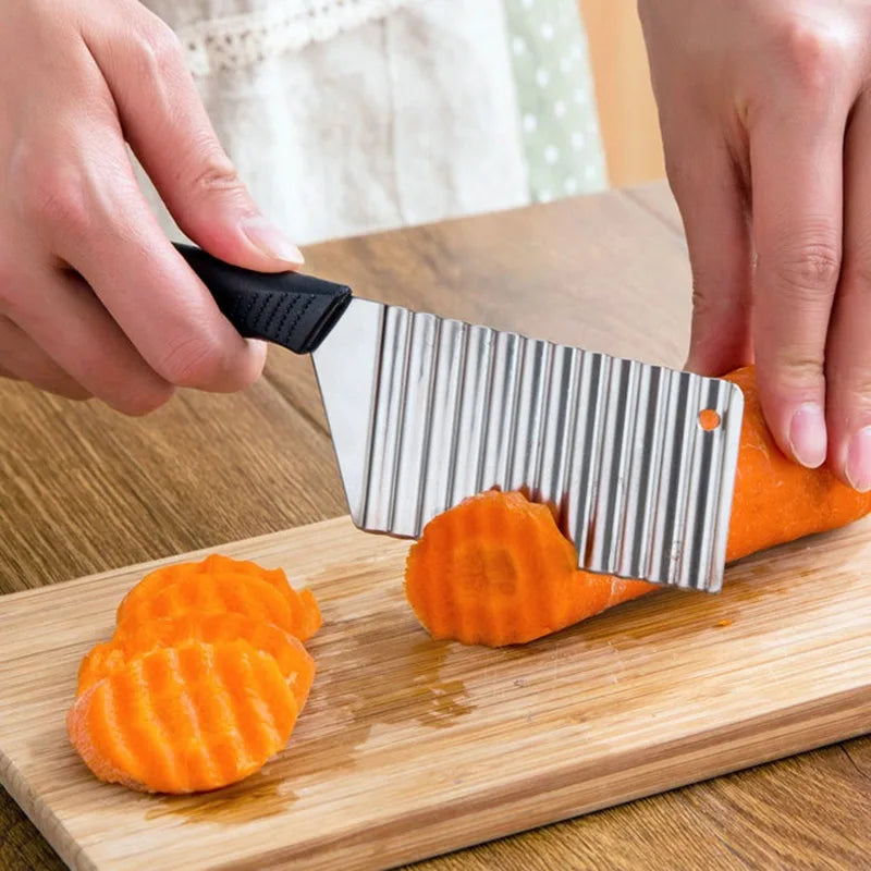 Perfekter Crinkle Slicer: Edelstahl Kartoffel - Gemüse Schneider mit Anti-Rutschgriff