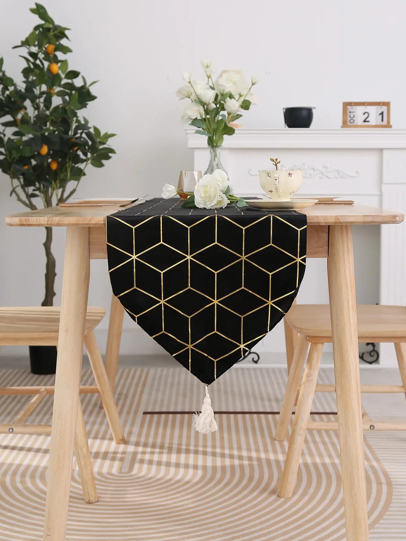 Stilvoller Geometrischer Tischläufer Schwarz – Elegante Deko für Zuhause & Hotel