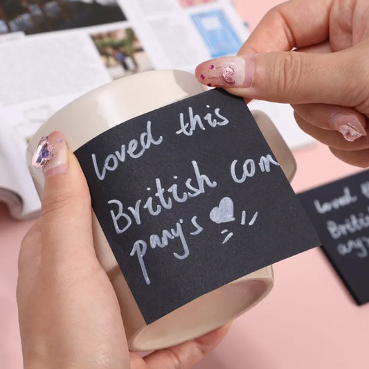 Schwarze Haftnotizen mit weißen Markierungsstiften für Büro und Schule