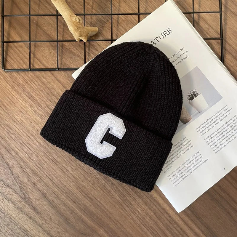 Stilvolle Strickmütze mit C-Design für Herbst - Winter. Warm - Gemütlich.