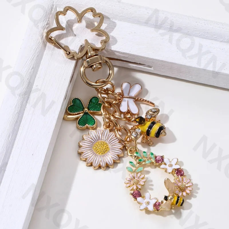 Handgefertigter Emaille-Schlüsselanhänger mit Insekten- und Pflanzenmotiv