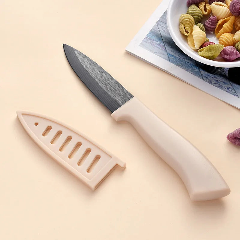 Keramikmesser mit scharfer Klinge und Schutzabdeckung für präzises Schneiden