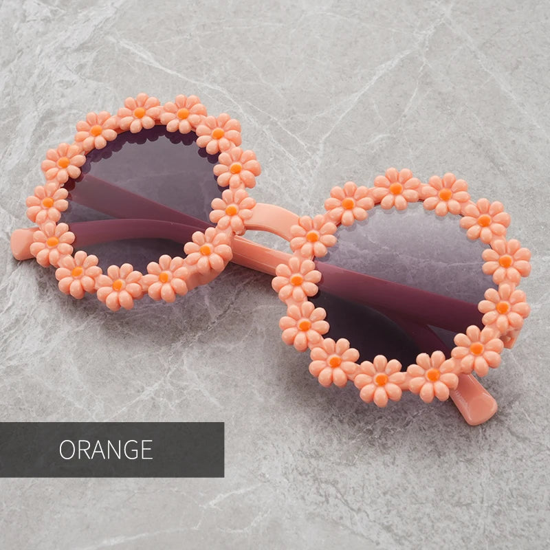 Sonnenschutz trifft Style: Runde Kinder-Sonnenbrille mit blütenblattförmigem Rahmen