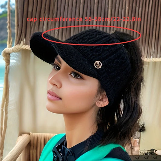 Stilvolle Strickmütze für Damen mit Pferdeschwanzöffnung im Winter