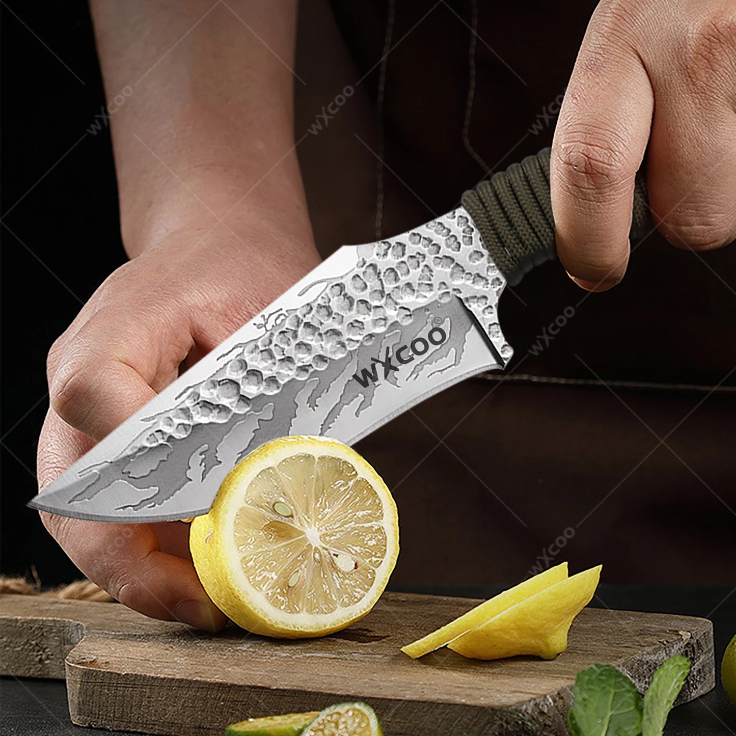 Handgefertigtes Küchenmesser aus Edelstahl mit Holzgriff und magnetischem Messerblock